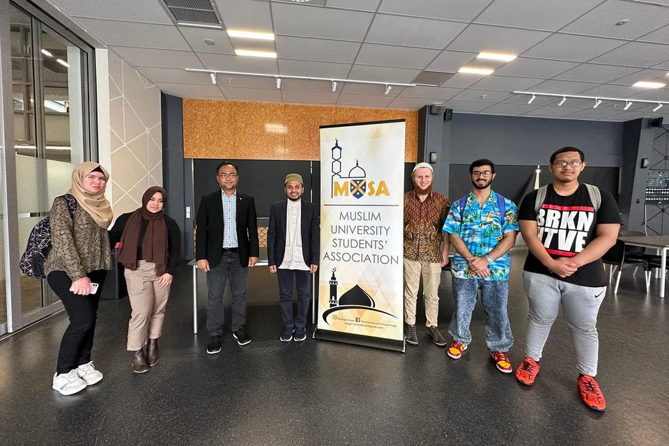 PELAJAR TEMPATAN: Ustaz Dr Nazirudin (empat dari kiri) dan pengerusi Ceramah Tahunan bagi Keamanan tahun ini, Dr Haizal Mohd Hussaini (tiga dari kanan) bergambar bersama anggota Persatuan Mahasiswa Muslim (MUSA) di Dunedin, New Zealand. - Foto Muis 