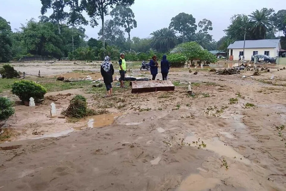 Kesan banjir kilat yang melanda Trong dalam daerah Larut, Matang dan Selama di Perak merosakkan struktur kubur di Tanah Perkuburan Islam Kampung Toh Johan Kuala Trong sehingga terdapat jenazah yang sudah dikebumikan didapati timbul ke permukaan tanah.