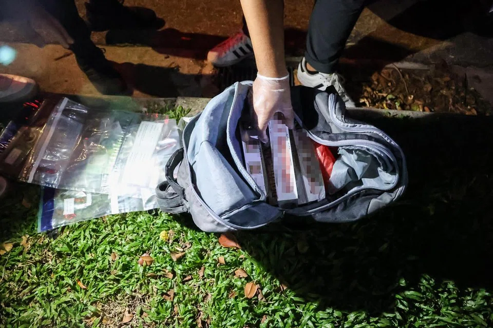 KUMPUL BUKTI: Pegawai Kastam Singapura merampas rokok yang tidak dibayar cukai dalam satu operasi penguatkuasaan pada Rabu di Tuas Avenue 1 dan Mandai Estate. Kedua-dua kawasan tersebut terletak berdekatan dormitori pekerja migran. 