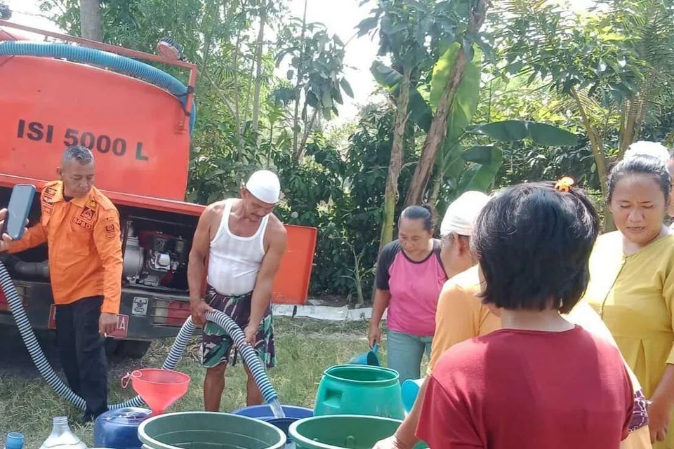 Para penduduk datang beramai-ramai untuk mengambil air bersih akibat kemarau yang melanda Kepualuan Riau. 