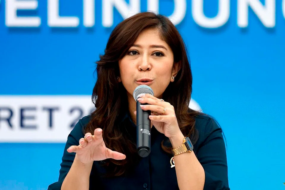 Menteri Komunikasi dan Hal Ehwal Digital Indonesia, Meutya Hafid, bercakap dalam satu mesyuarat yang membincangkan keputusan pemerintah Indonesia untuk melarang penggunaan platform media sosial bagi kanak-kanak bawah 16 tahun di Jakarta, Indonesia, pada 11 Mac 2026.
Langkah tersebut diambil bagi melindungi kanak-kanak daripada penderaan dalam talian dan kandungan berbahaya.
