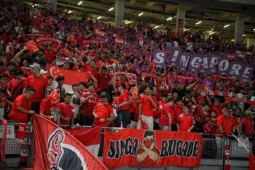 Penyokong Singapura menyorak bagi skuad Lions ketika perlawanan kelayakan Piala Asia AFC 2027 menentang Bangladesh di Stadium Nasional pada 31 Mac.