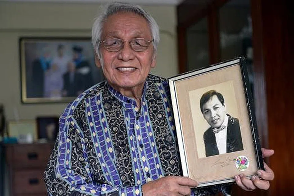 BERMULA SEBAGAI PENARI: M. Wari, kini berusia 70-an tahun, dengan gambarnya semasa masih muda dan menjadi pelakon pentas, televisyen dan filem.