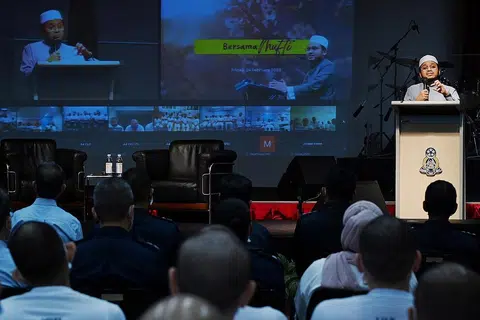 HULUR PERANGSANG: Mufti Dr Nazirudin Mohd Nasir memberi ceramah motivasi kepada pesalah di Kompleks Penjara Changi. - Foto BH oleh KHALID BABA