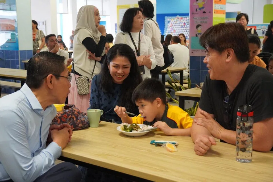 Dr Maliki turut beramah-tamah dengan ibu bapa dan murid di hari pertama persekolahan pada 2 Januari 2025 di Sekolah Rendah Changkat. 
