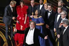 KEMENANGAN BERERTI: Penerbit filem 'Green Book', Charles B. Wessler (berkaca mata di depan) menganggap kemenangan filem itu sebagai 'Filem Terbaik' membawa pengertian betapa hubungan damai antara kaum masih mampu dilaksanakan dengan rasa hormat terhadap satu sama lain. Bersamanya adalah barisan pelakon dan kru 'Green Book'. - Foto REUTERS