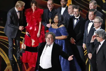 KEMENANGAN BERERTI: Penerbit filem 'Green Book', Charles B. Wessler (berkaca mata di depan) menganggap kemenangan filem itu sebagai 'Filem Terbaik' membawa pengertian betapa hubungan damai antara kaum masih mampu dilaksanakan dengan rasa hormat terhadap satu sama lain. Bersamanya adalah barisan pelakon dan kru 'Green Book'. - Foto REUTERS