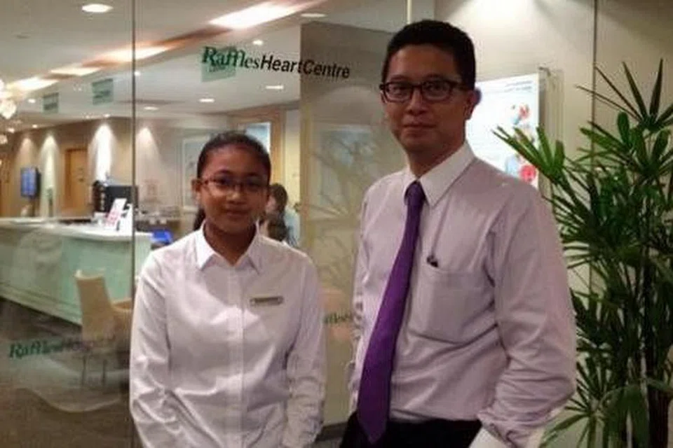 PENGALAMAN JADI DOKTOR: Nur Amalia berpeluang menimba pengalaman bekerja dengan Dr Razakjr Omar di Hospital Raffles. - Foto-foto ihsan NUR AMALIA KAMAL