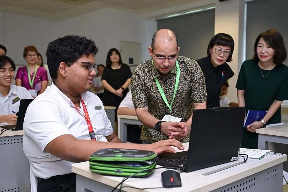 Dr Syed Harun Alhabsyi mengunjungi sekolah bagi pelajar autisme, Pathlight School. Pendidikan Khas bagi kanak-kanak istimewa adalah antara bidang tumpuan beliau di Kementerian Pendidikan (MOE).