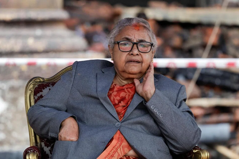 Perdana Menteri interim Nepal, Sushila Karki, duduk di kerusinya selepas tiba untuk menyempurnakan upacara angkat sumpah menteri-menteri baru kabinet interim susulan protes antirasuah minggu lalu yang menumbangkan pemerintah, di bangunan presiden “Shital Niwas” yang telah diceroboh dan dibakar oleh penunjuk perasaan, di Kathmandu, Nepal, 15 September 2025.