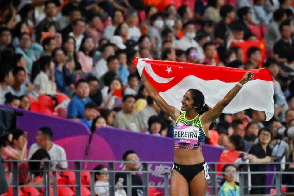RATU PECUT ASIA: Shanti Pereira meraikan kemenangan pingat emasnya dalam acara 200 meter di Stadium Pusat Olimpik Hangzhou pada Isnin. 