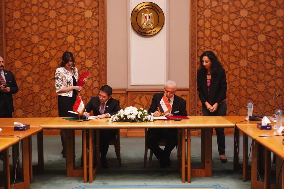 PERJANJIAN PERSEFAHAMAN: Menteri di Pejabat Perdana, Menteri Dr Mohamad Maliki Osman (kiri), menandatangani Memorandum Persefahaman (MOU) bersama Timbalan Menteri Ehwal Luar Mesir bagi Ehwal Afrika, Encik Hamzi Loza (kanan).