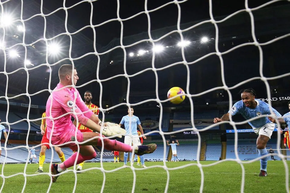 CANTIK TAPI TIDAK GOL: Penjaga gawang West Bromwich Albion Sam Johnstone (kiri) menyelamatkan tandukan penyerang Manchester City Raheem Sterling (kanan) dari jarak dekat. Tanpa penyerang mapan seperti Sergio Aguero, yang cedera, Sterling perlu lebih tajam untuk menjaringkan gol untuk City. - Foto REUTERS
