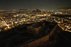 Bangunan purba, kuil Parthenon yang terletak di atas gunung Acropolis, dengan lampunya dipadamkan di Athens, Greece, pada 23 Mac.  