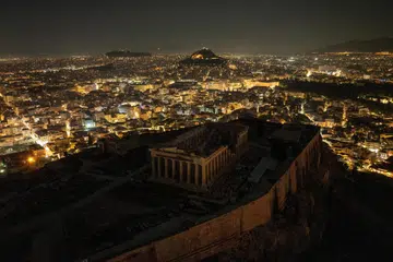 Bangunan purba, kuil Parthenon yang terletak di atas gunung Acropolis, dengan lampunya dipadamkan di Athens, Greece, pada 23 Mac.  