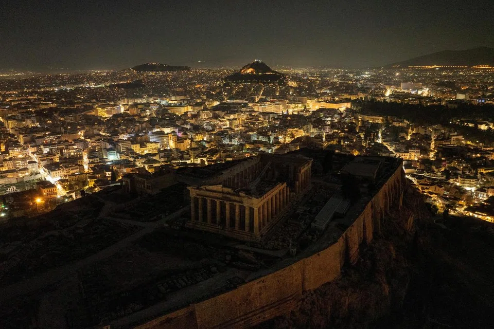 Bangunan purba, kuil Parthenon yang terletak di atas gunung Acropolis, dengan lampunya dipadamkan di Athens, Greece, pada 23 Mac.  