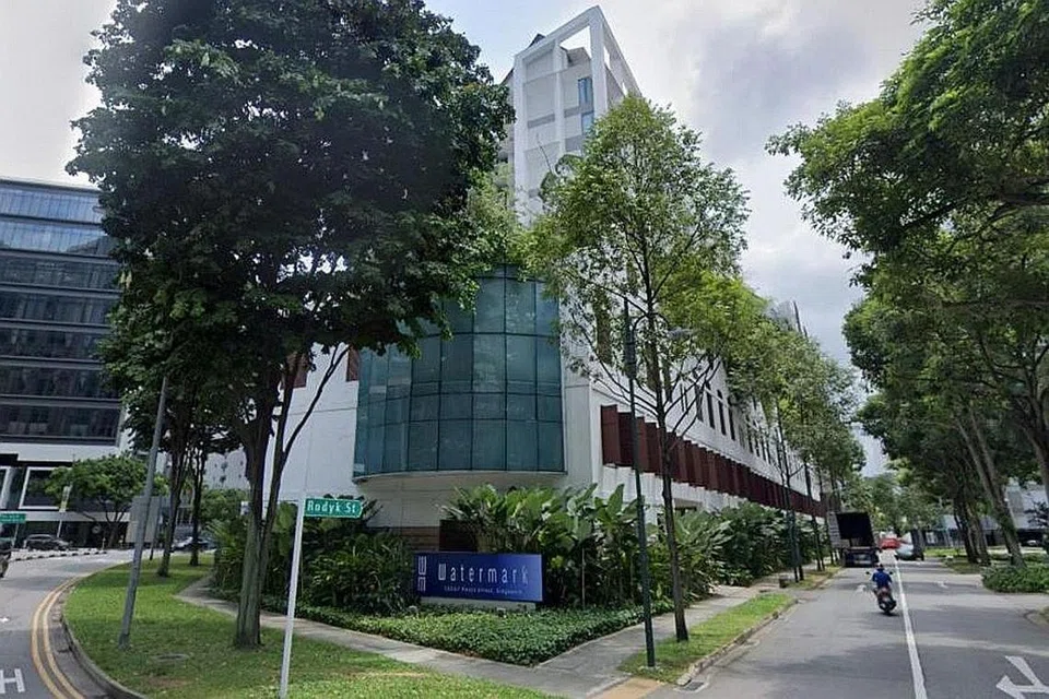 MAUT KETIKA BERTUGAS: Pekerja yang terjatuh dari tingkat 10 ke tingkat tiga di kondominium Watermark@Robertson Quay disahkan mati di tempat kejadian pada 5 April lalu. - Foto TANGKAP LAYAR PETA GOOGLE