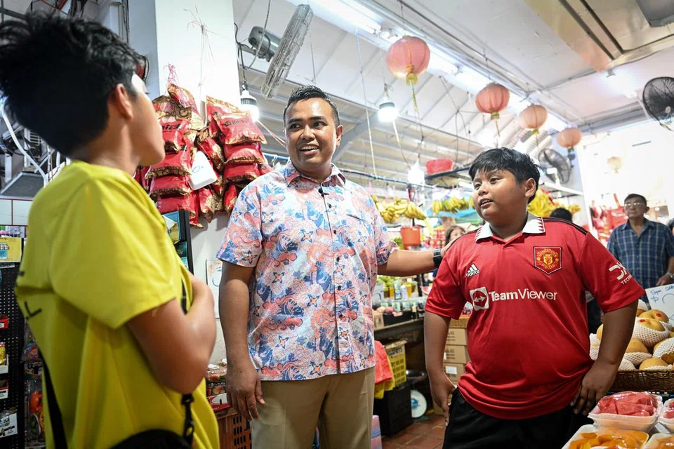 Anggota Parlimen (AP) GRC Pasir Ris-Punggol, Encik Mohamed Sharael Mohd Taha, berbual-bual dengan anak muda yang tinggal di Pasir Ris East.