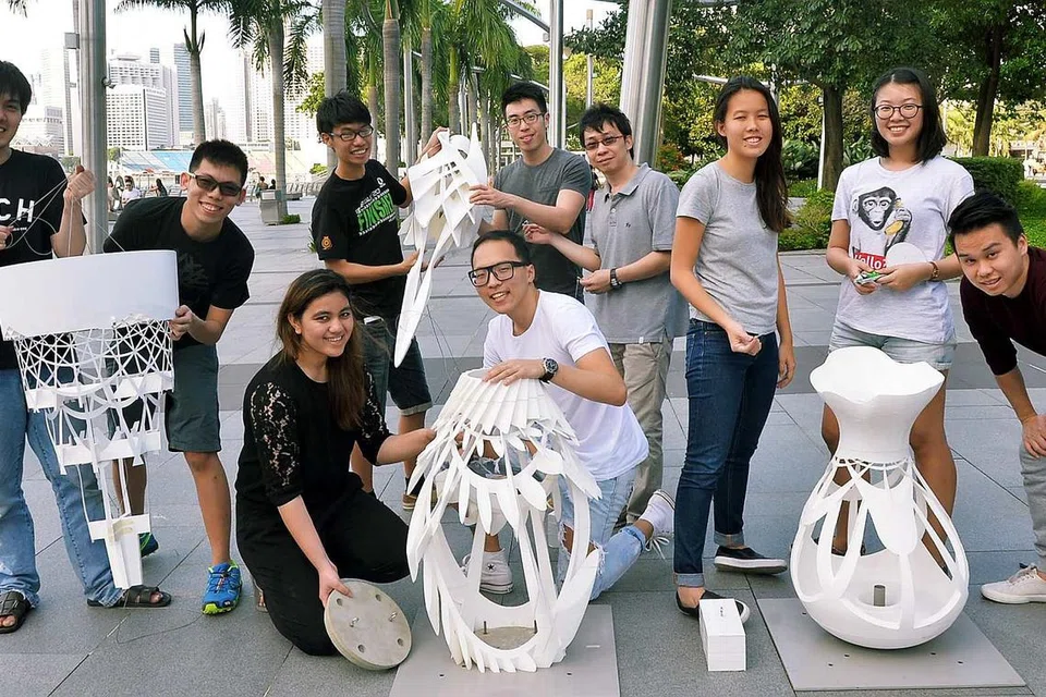 KUMPULAN GROOVE LIGHT: Penuntut Sekolah Rekaan dan Sekitaran, Jabatan Seni Bina Universiti Nasional Singapura, Cik Sakinah Mohamed Halim (tiga dari kiri), bersama anggota kumpulannya menggunakan tanglung cetakan tiga dimensi yang akan menghasilkan bayangan corak geometrik di Pesta i Light Marina Bay 2016. 