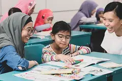 GOTONG-ROYONG: Mendaki yang menyambut ulang tahunnya yang ke-40 tahun ini telah menjalankan pelbagai program dengan kerjasama segenap lapisan masyarakat, yang telah memacu kejayaan masyarakat Melayu/Islam. - Foto MENDAKI