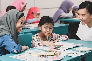 GOTONG-ROYONG: Mendaki yang menyambut ulang tahunnya yang ke-40 tahun ini telah menjalankan pelbagai program dengan kerjasama segenap lapisan masyarakat, yang telah memacu kejayaan masyarakat Melayu/Islam. - Foto MENDAKI