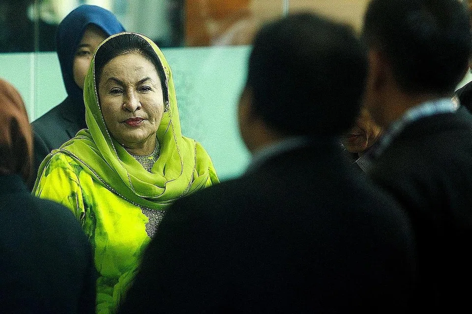 DITAHAN: Datin Rosmah semalam tiba di ibu pejabat Suruhanjaya Pencegah Rasuah Malaysia (SPRM) di Putrajaya bagi tujuan siasatan, namun kemudiannya ditahan berhubung tuduhan pengubahan wang haram. - Foto AFP