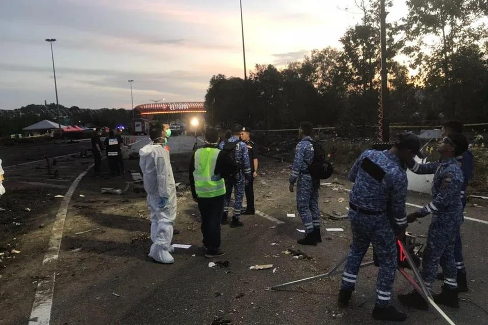 TINGGAL KESAN: Anggota penyelamat Angkatan Pertahanan Awam Malaysia menjalankan tugas mencari dan menyelamat di lokasi nahas pesawat jenis jet penumpang yang mengorbankan 10 nyawa di Bandar Elmina, Shah Alam, Selangor, pada Khamis lalu.