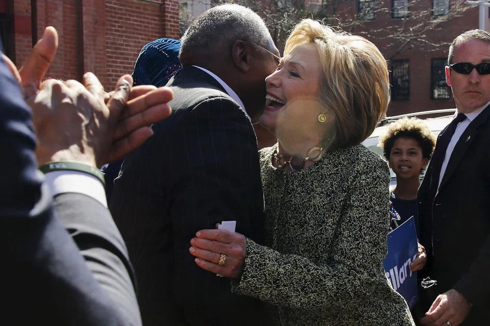 DAKAPAN UNTUK PENYOKONG: Calon Presiden Parti Demokrat, Cik Hillary Clinton, beramah mesra dengan penyokong selepas perhimpunan di Bedford-Stuyvesant, New York, semalam. - Foto-foto REUTERS