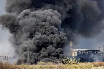 PERANG DONBAS: Asap tebal menyelubungi kilang penapisan minyak di Lysychansk yang terletak 120 kilometer dari Donetsk, sedang Russia kini memberi tumpuan pada usaha mengawal sepenuhnya daerah Donbas, di mana kumpulan pemisah yang disokong Russia mengawal kawasan Donetsk dan Lugansk. - Foto AFP