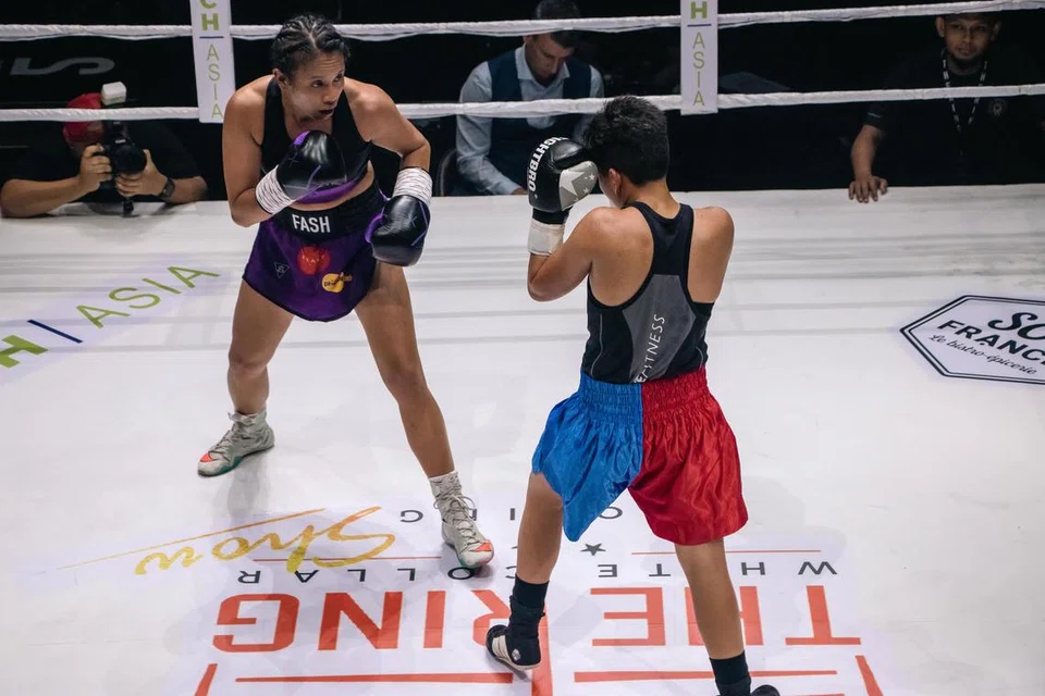 Efasha Kamarudin (atas, kiri) ketika menentang petinju India Kamaljeet Kaur pada April 2024 dan ketika berlatih bagi perlawanan profesional pertama beliau pada 2018 (kiri).  