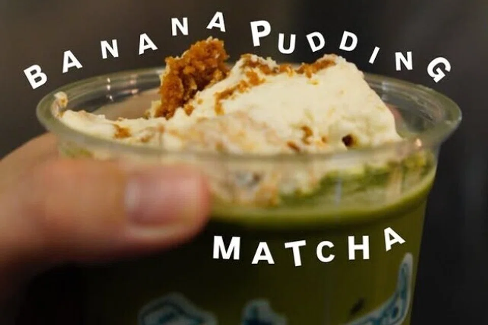 ‘Banana Pudding Match’a – gabungan lapisan puding pisang berkrim, ‘matcha’ dan ditaburkan dengan biskut yang telah dihancurkan.