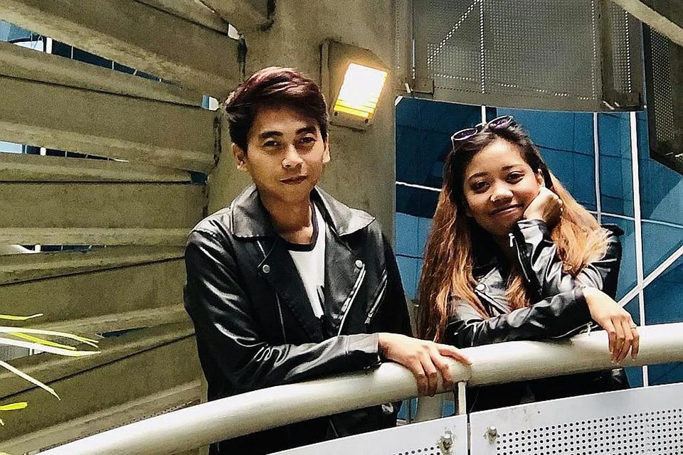 BAGAIKAN MIMPI: Wakil Singapura ke pentas Dangdut Academy Asia 3 (DAA3), Eriy Ryzale (kanan), tidak menduga dapat merakam lagu 'Jika Jodoh' bersama pencipta lagu dan penyanyi muda dari Lombok, Gellen Martadinata. - Foto BH oleh HARYANI ISMAIL