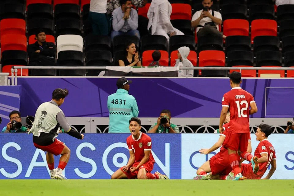 SAMBUTAN TERLALU AWAL: Pemain Indonesia, Marselino Ferdinan (tengah), meraikan kejayaannya menjaringkan gol pertama dalam perlawanan menentang Iraq. Indonesia, bagaimanapun, tewas 1-3 akhirnya. 