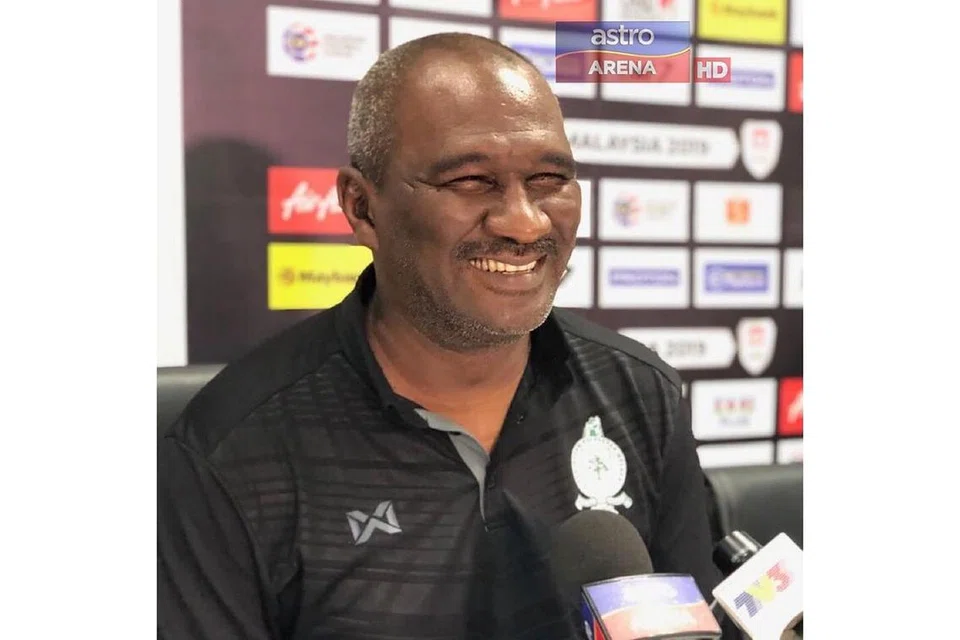 KAHWIN: Penyanyi Fyna Jebat mengesahkan perkahwinannya dengan Zainal Abidin Hassan (atas). - Foto-Foto FYNA JEBAT / INSTAGRAM