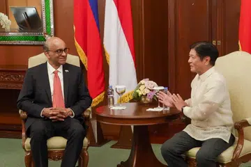 Presiden Tharman Shanmugaratnam dan Presiden Ferdinand Marcos Jr beramah-tamah semasa pertemuan mereka di Istana Malacanang, Manila pada 15 Ogos. Ini disusuli  jamuan negara yang dianjurkan Presiden Marcos, apabila usaha menyambung rancangan menubuhkan program pembiakan helang Filipina yang terancam kritikal diumum.