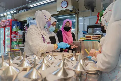 MENINGKATKAN KECEKAPAN: Meskipun menghadapi cabaran untuk kakitangannya menggunakan teknologi baru dengan seramai 70 peratus kakitangannya merupakan warga emas, Cik Nooraisha (tiga dari kiri) berkata sokongan daripada pemerintah dan DPPMS banyak membantunya menyesuaikan diri. - Foto BH oleh NUR DIYANA TAHA