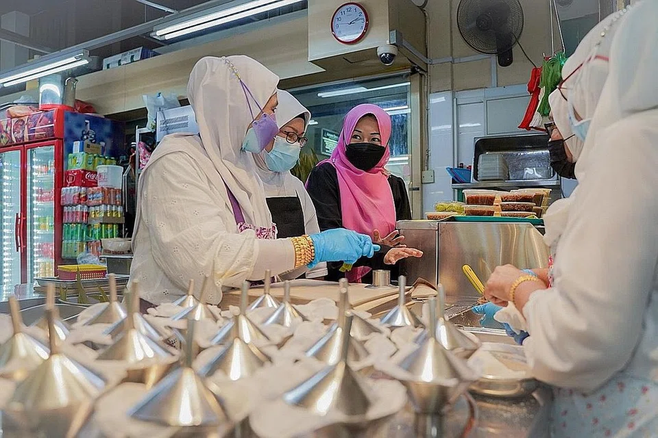 MENINGKATKAN KECEKAPAN: Meskipun menghadapi cabaran untuk kakitangannya menggunakan teknologi baru dengan seramai 70 peratus kakitangannya merupakan warga emas, Cik Nooraisha (tiga dari kiri) berkata sokongan daripada pemerintah dan DPPMS banyak membantunya menyesuaikan diri. - Foto BH oleh NUR DIYANA TAHA