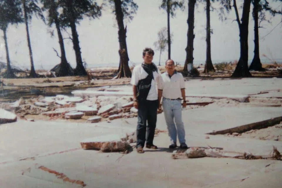 Encik Suryo Pratomo (kanan) bergambar dengan seorang wartawan daripada Radio Elshinta, Encik Teguh Trisartono, semasa di Banda Aceh pada lewat Disember 2004. Beliau tiba di Aceh sehari selepas tsunami melanda. 