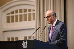 Presiden Tharman Shanmugaratnam memberi ucapan pada jamuan negara bagi menghormati Presiden Perancis, Encik Emmanuel Macron dan isterinya yang diadakan di Hotel Raffles pada 30 Mei.