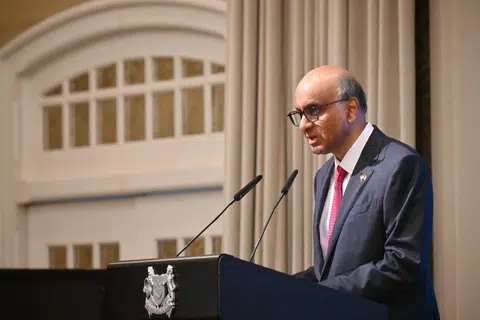 Presiden Tharman Shanmugaratnam memberi ucapan pada jamuan negara bagi menghormati Presiden Perancis, Encik Emmanuel Macron dan isterinya yang diadakan di Hotel Raffles pada 30 Mei.