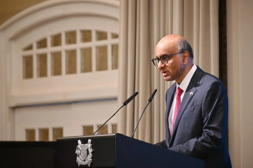 Presiden Tharman Shanmugaratnam memberi ucapan pada jamuan negara bagi menghormati Presiden Perancis, Encik Emmanuel Macron dan isterinya yang diadakan di Hotel Raffles pada 30 Mei.