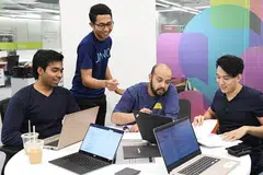 MANFAAT PERTUMBUHAN: Syarikat Singapura boleh manfaatkan pertumbuhan di Asean seperti syarikat Janio yang diasaskan Encik Syed Ali Madihid (dua dari kanan) yang membentuk syarikat penyedia logistik e-dagangan di rantau ini khususnya Singapura dan Indonesia. - Foto fail 2018