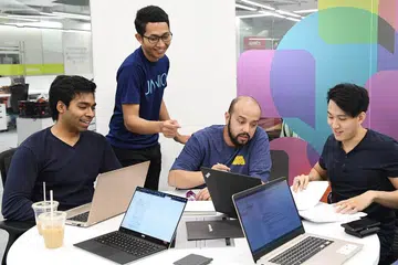 MANFAAT PERTUMBUHAN: Syarikat Singapura boleh manfaatkan pertumbuhan di Asean seperti syarikat Janio yang diasaskan Encik Syed Ali Madihid (dua dari kanan) yang membentuk syarikat penyedia logistik e-dagangan di rantau ini khususnya Singapura dan Indonesia. - Foto fail 2018