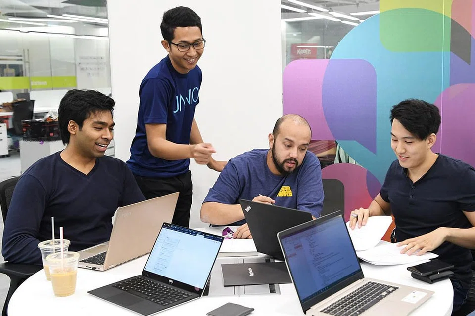 MANFAAT PERTUMBUHAN: Syarikat Singapura boleh manfaatkan pertumbuhan di Asean seperti syarikat Janio yang diasaskan Encik Syed Ali Madihid (dua dari kanan) yang membentuk syarikat penyedia logistik e-dagangan di rantau ini khususnya Singapura dan Indonesia. - Foto fail 2018