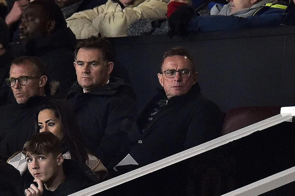 ERA BARU: Rangnick (kanan) dilihat menyaksikan perlawanan antara Manchester United dengan Arsenal kelmarin dari tempat duduk penonton di Old Trafford. - Foto EPA-EFE