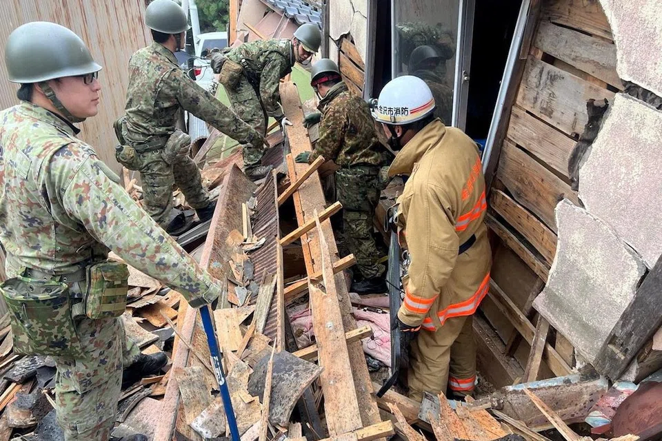 KERJA MENYELAMAT: Anggota tentera dan bomba Jepun menjalankan operasi menyelamat di sebuah rumah yang runtuh akibat gempa bumi di wilayah Ishikawa, Jepun pada 2 Januari. 