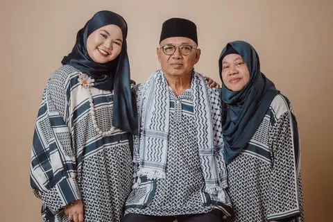 IBU AYAH TERCINTA: Suryana Norddin (kiri) menganggap ibu bapanya, Encik Mohd Norddin Hussin (tengah) dan Cik Norliah Mansor, sebagai tunggak sokongan dan kejayaannya dalam dunia seni walau awalnya mereka tidak memahami penglibatan aktifnya dalam pementasan.
