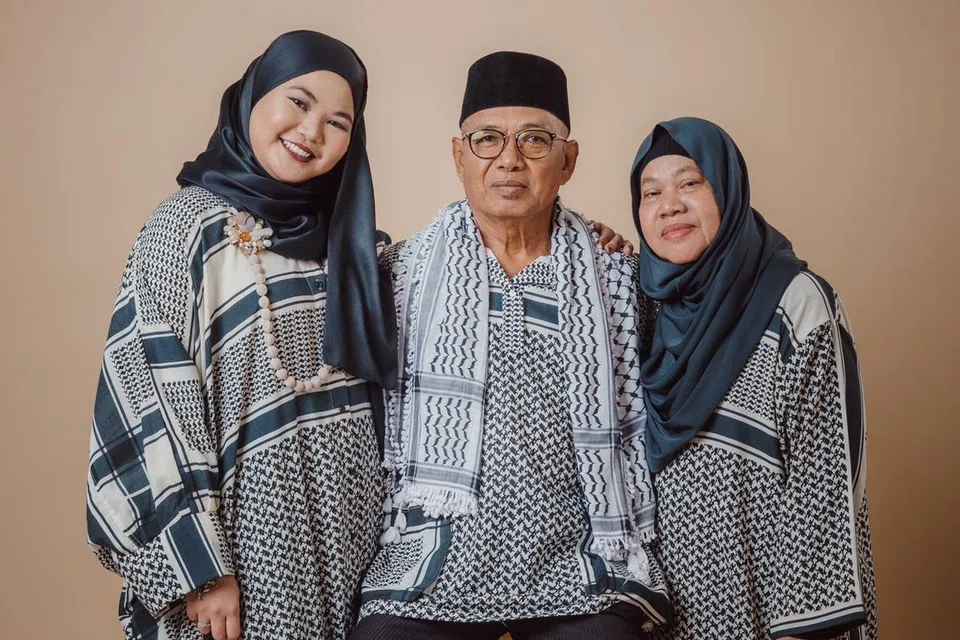 IBU AYAH TERCINTA: Suryana Norddin (kiri) menganggap ibu bapanya, Encik Mohd Norddin Hussin (tengah) dan Cik Norliah Mansor, sebagai tunggak sokongan dan kejayaannya dalam dunia seni walau awalnya mereka tidak memahami penglibatan aktifnya dalam pementasan.