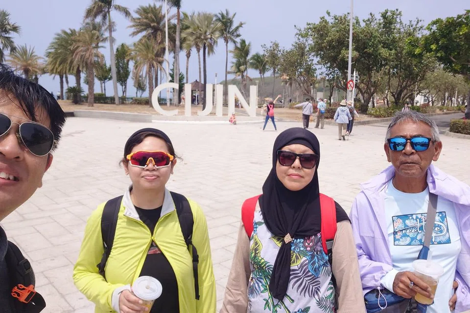 (Dari kiri) Encik Irmansah Azir dan isterinya, Cik Nurul Husna Ghali, bersama ibu beliau, Cik Norhayati Kasman dan bapanya, Encik Azir Tuban, di Cijin, Taiwan, semasa Syawal 2023.