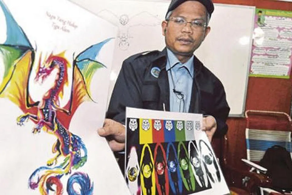 DIRAMPAS: Encik Rahimin menunjukkan lakaran yang dirampas daripada markas ajaran sesat mirip Hakikat Insan. Ia kemudian dibakar pihak berkuasa agama. - Foto-foto HARIAN METRO